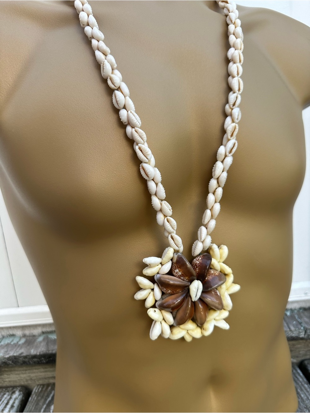 Tahitian Lace Medallion Lei
